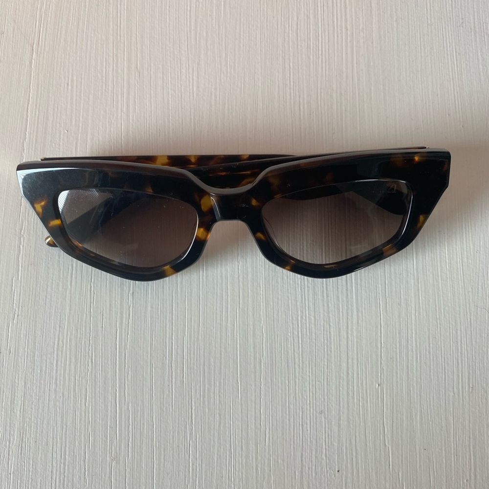 DEZI ON READ IN CLASSIC TORTOISE